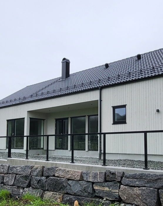 Glassrekkverk nordfjordeid som kombinerer utsikt, trygghet og moderne design