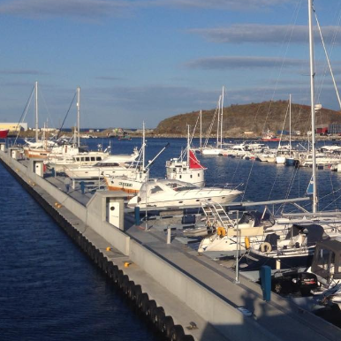 Flytemolo for trygge havner og robuste kystanlegg